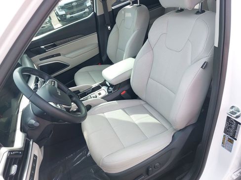 Used 2025 Kia Telluride EX w/ EX Captain's Chair Package image 17