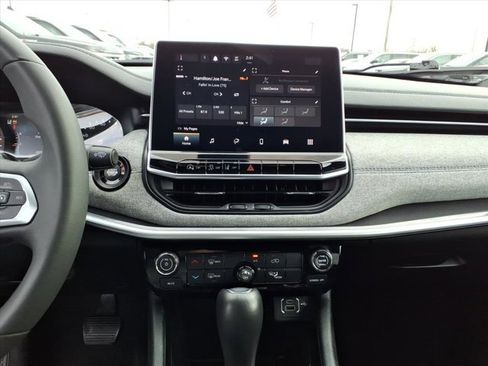 Used 2024 Jeep Compass Latitude image 9