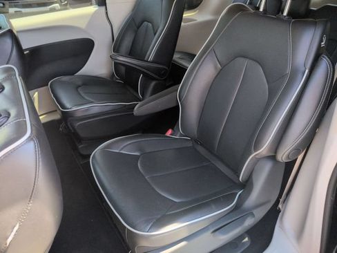 Used 2023 Chrysler Pacifica Limited FWD image 30