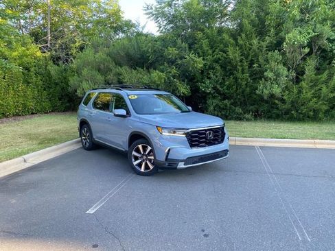 Used 2024 Honda Pilot Touring image 1