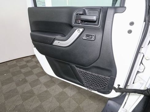 Used 2018 Jeep Wrangler Sahara w/ Connectivity Group AWD/4WD image 27