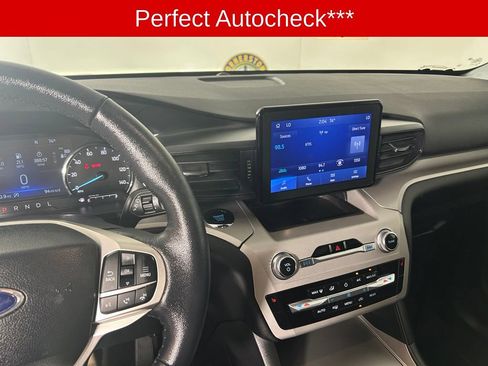 Used 2024 Ford Explorer XLT AWD/4WD image 3