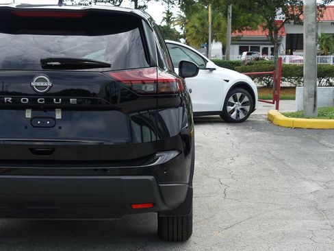Used 2024 Nissan Rogue S FWD image 13