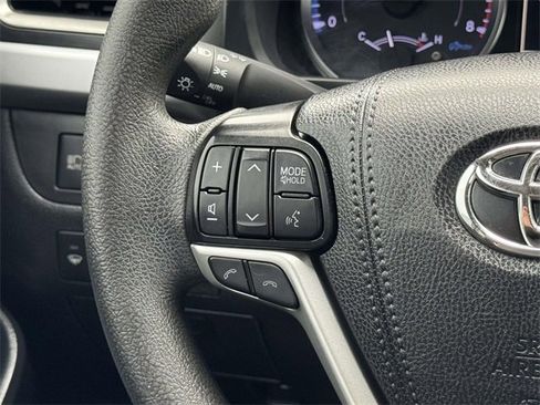 Used 2019 Toyota Highlander LE image 24