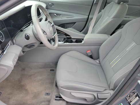 Used 2025 Hyundai Elantra SEL image 4