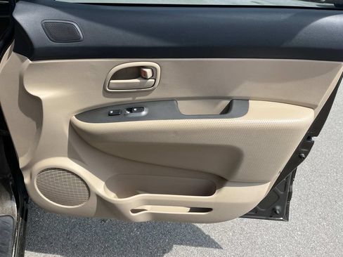 Used 2009 Kia Rondo LX FWD image 22