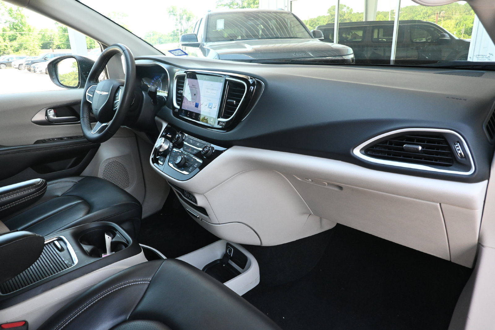 Used 2023 Chrysler Pacifica Touring-L FWD image 29