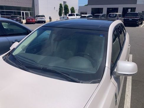 Used 2018 Lincoln MKT AWD image 3