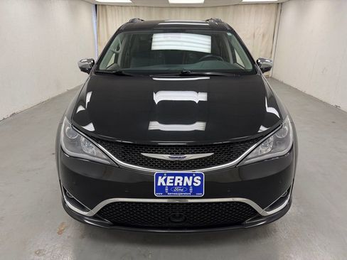 Used 2020 Chrysler Pacifica Limited w/ Tire & Wheel Group FWD image 8