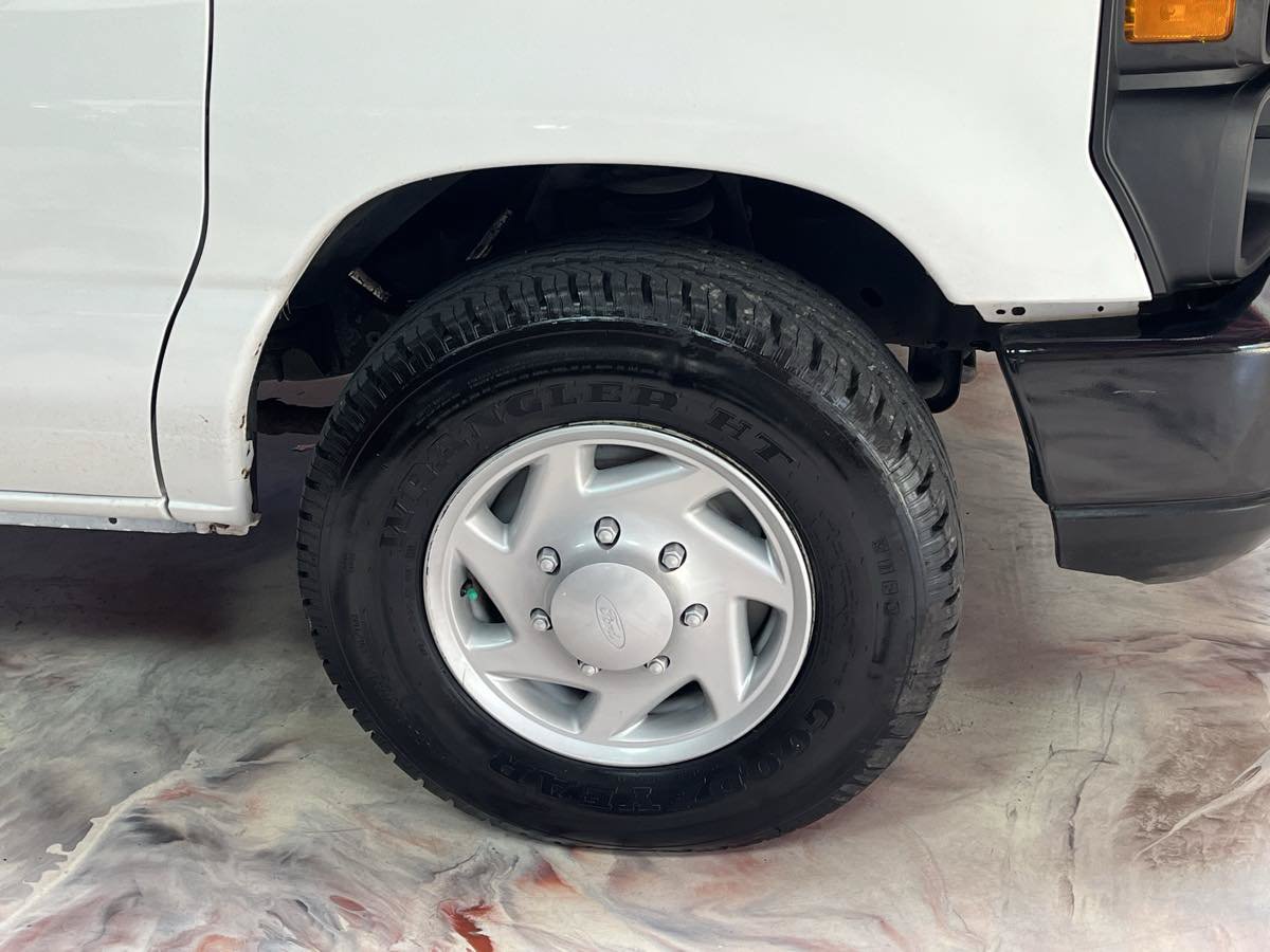 Used 2009 Ford E-350 and Econoline 350 Super Duty RWD image 24
