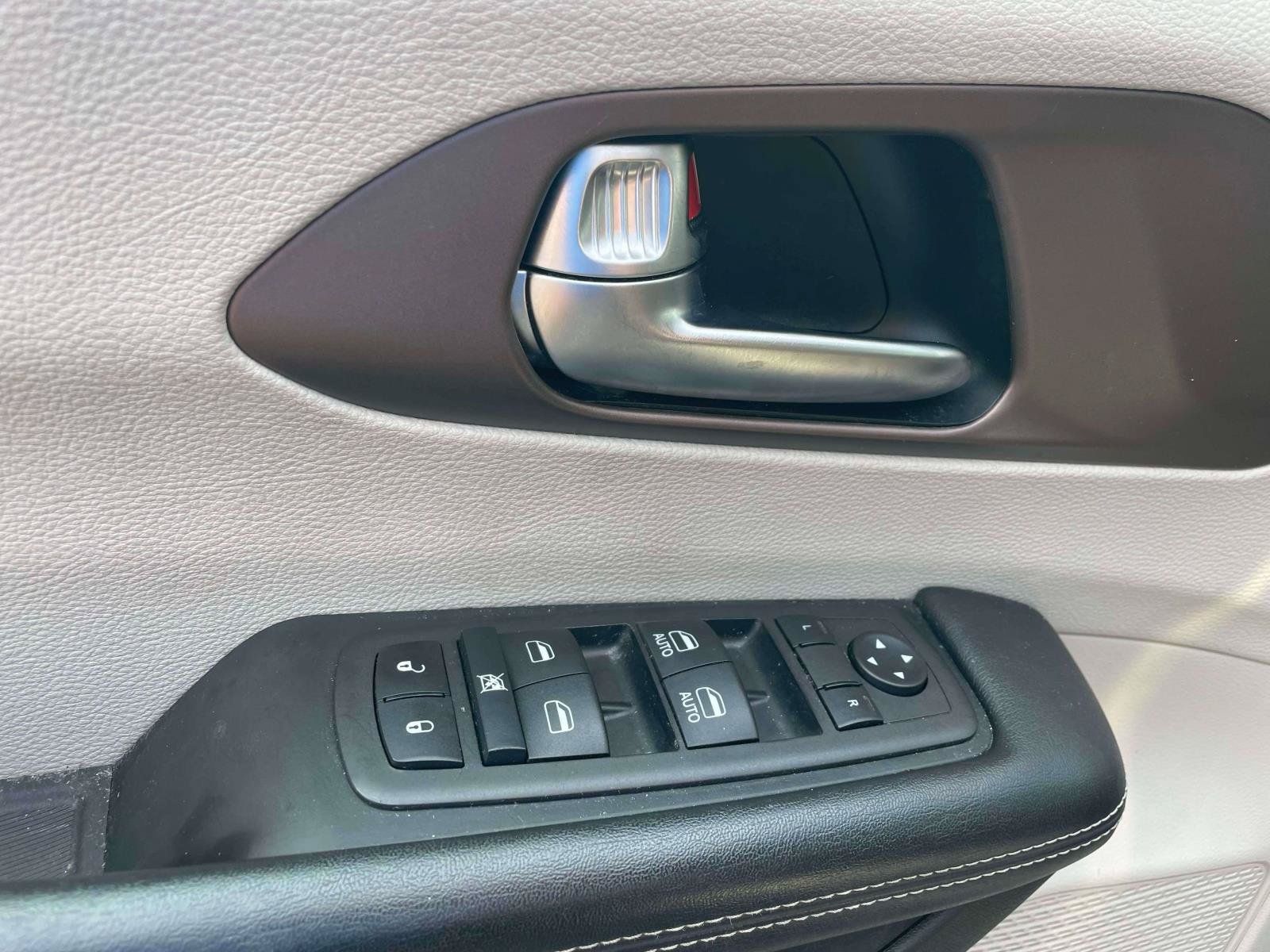 Used 2023 Chrysler Voyager LX FWD image 17