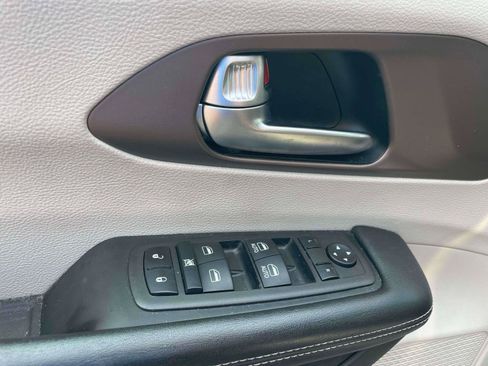 Used 2023 Chrysler Voyager LX FWD image 17