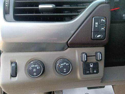 Used 2018 Chevrolet Suburban LT AWD/4WD image 19