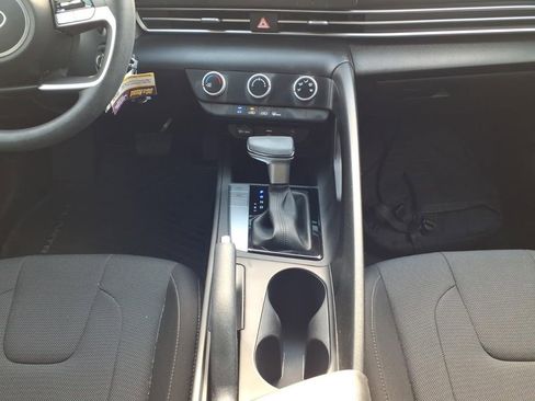 Used 2025 Hyundai Elantra SE image 11