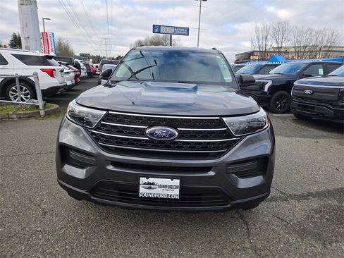 Used 2020 Ford Explorer XLT image 2