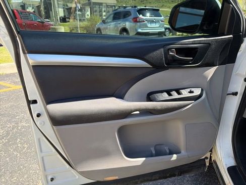 Used 2016 Toyota Highlander LE AWD/4WD image 12