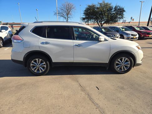 Used 2016 Nissan Rogue SV image 2