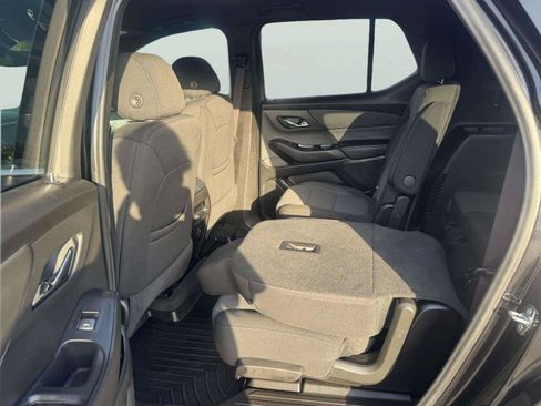 Used 2022 Chevrolet Traverse LT FWD image 40