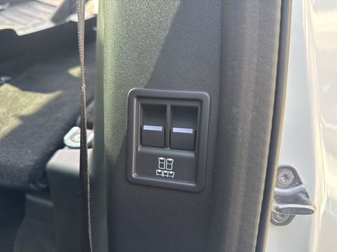 Used 2023 Land Rover Discovery S image 34