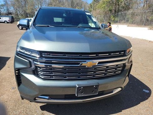 Used 2023 Chevrolet Suburban Premier image 3