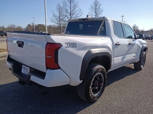 Used 2024 Toyota Tacoma TRD Off-Road image 3