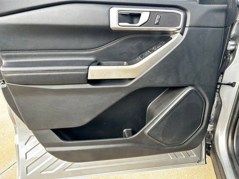 Used 2022 Ford Explorer XLT w/ Equipment Group 202A image 13