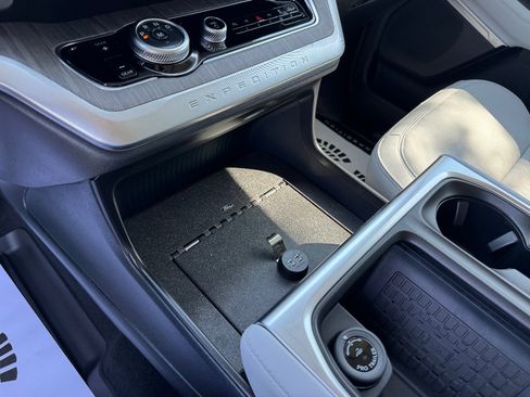 Used 2025 Ford Expedition Max Platinum w/ Platinum Ultimate Package image 23