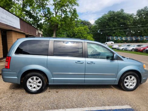 Used 2010 Chrysler Town & Country Touring FWD image 5