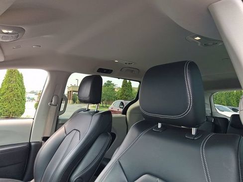 Used 2023 Chrysler Pacifica Touring-L FWD image 14