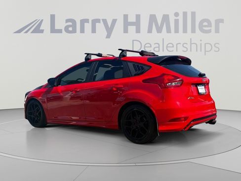 Used 2016 Ford Focus SE w/ SE Sport Package FWD image 4