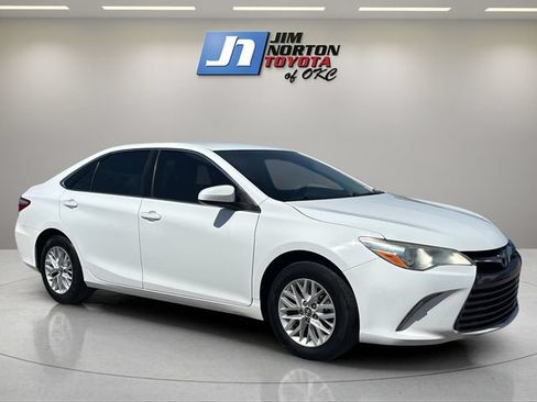 Used 2016 Toyota Camry LE FWD image 3