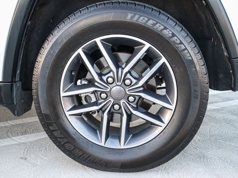 Used 2019 Jeep Grand Cherokee Laredo w/ Laredo X Package image 10