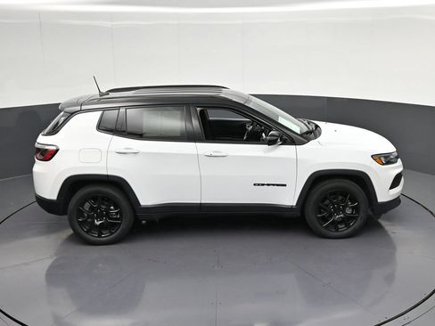 Used 2022 Jeep Compass Latitude FWD image 22