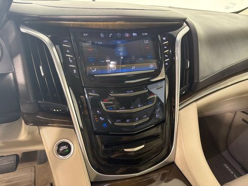 Used 2019 Cadillac Escalade Luxury AWD/4WD image 17