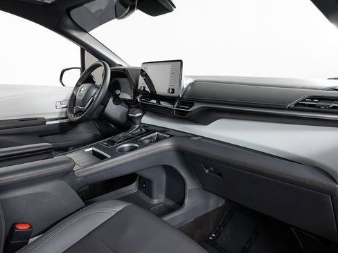 Used 2022 Toyota Sienna XSE w/ XSE Plus Package image 27