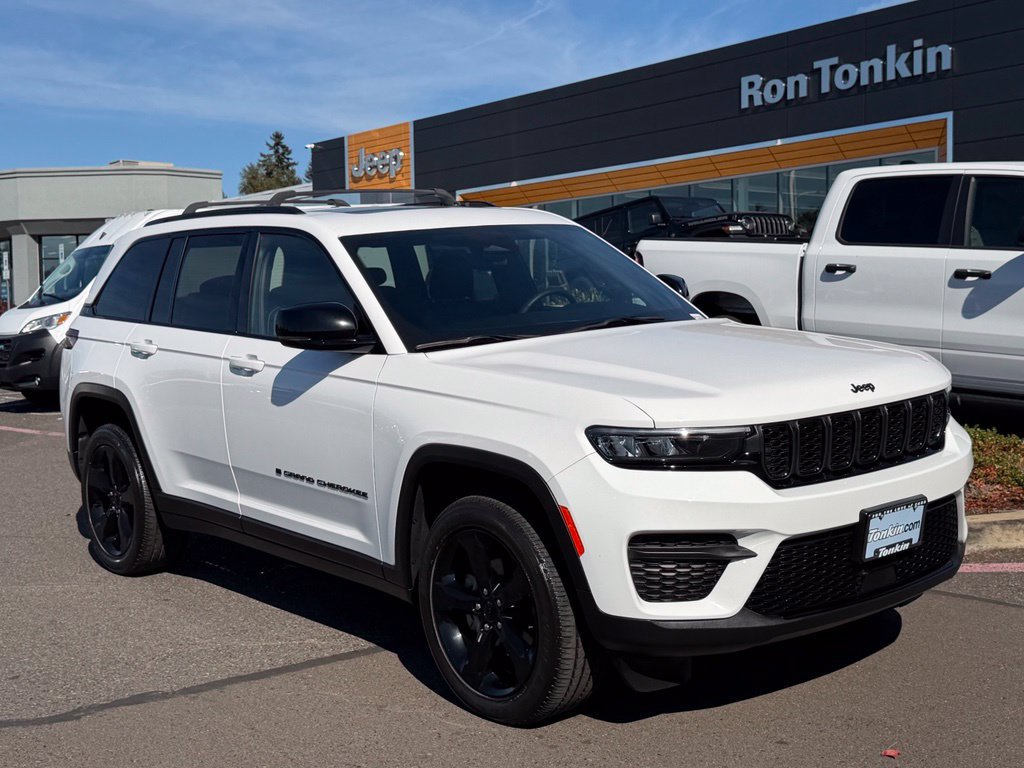 Used 2023 Jeep Grand Cherokee Altitude AWD/4WD image 2
