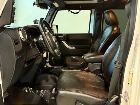 Used 2015 Jeep Wrangler Unlimited Rubicon w/ Connectivity Group AWD/4WD image 16