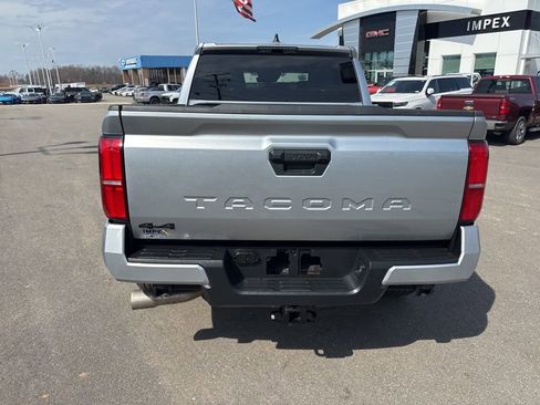 Used 2025 Toyota Tacoma TRD Sport AWD/4WD image 4