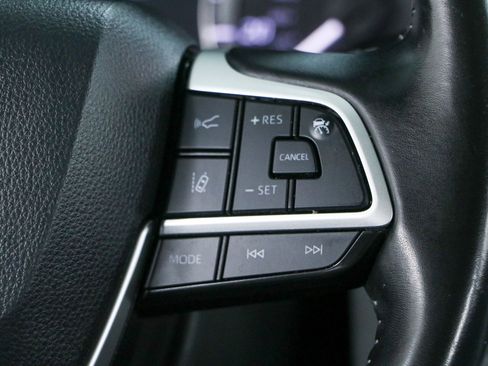 Used 2024 Toyota Highlander XLE FWD image 14