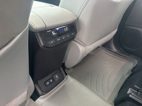 Used 2020 Toyota Highlander Limited FWD image 11