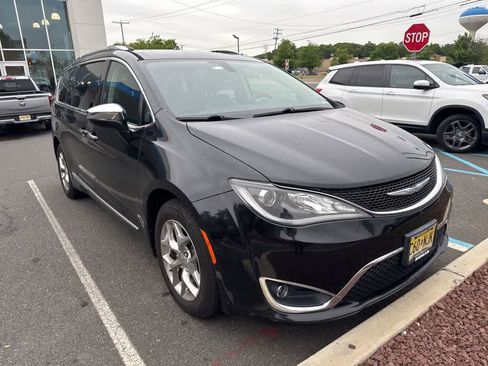Used 2017 Chrysler Pacifica Limited FWD image 5