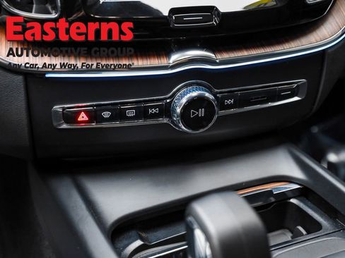 Used 2023 Volvo XC60 B5 Plus image 19