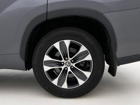 Used 2021 Toyota Highlander XLE AWD/4WD image 28