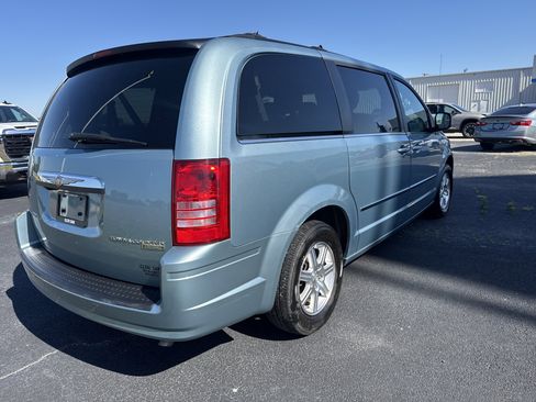 Used 2009 Chrysler Town & Country Touring FWD image 5