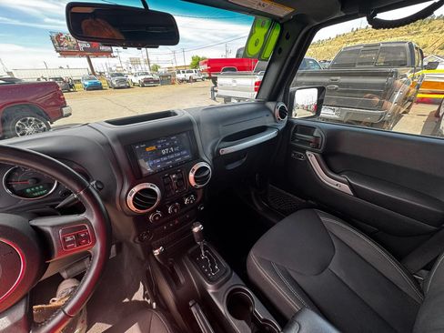 Used 2018 Jeep Wrangler Unlimited Sahara w/ Connectivity Group AWD/4WD image 17