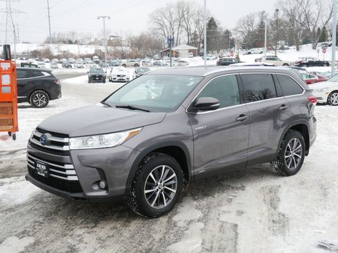 Used 2019 Toyota Highlander XLE image 3