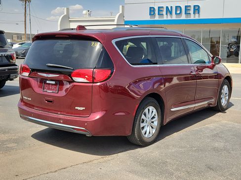 Used 2018 Chrysler Pacifica Touring-L FWD image 4