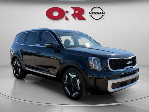 Used 2024 Kia Telluride EX w/ EX Captain's Chair Package AWD/4WD image 3