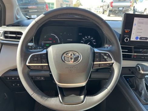 Used 2025 Toyota Sienna XLE w/ XLE Plus Package image 34