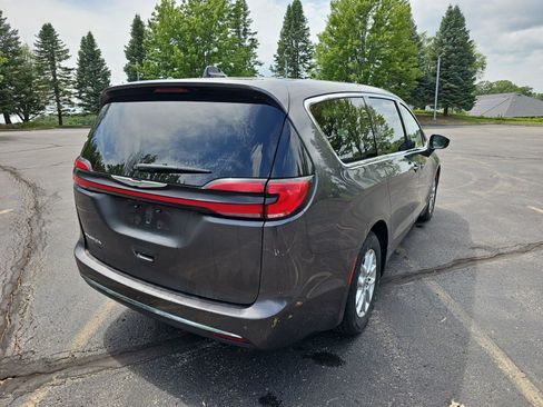 Used 2023 Chrysler Pacifica Touring-L FWD image 6